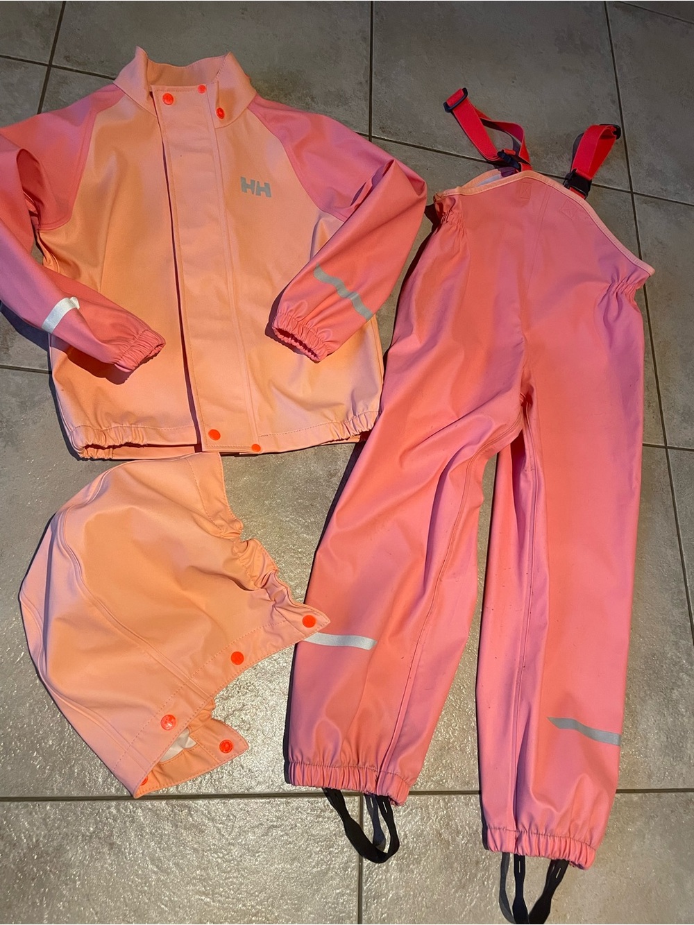 KID’S SIZE 6 HELLY HANSEN RAIN SUIT